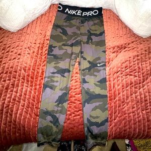 Nike Pro Camo Capri Leggings